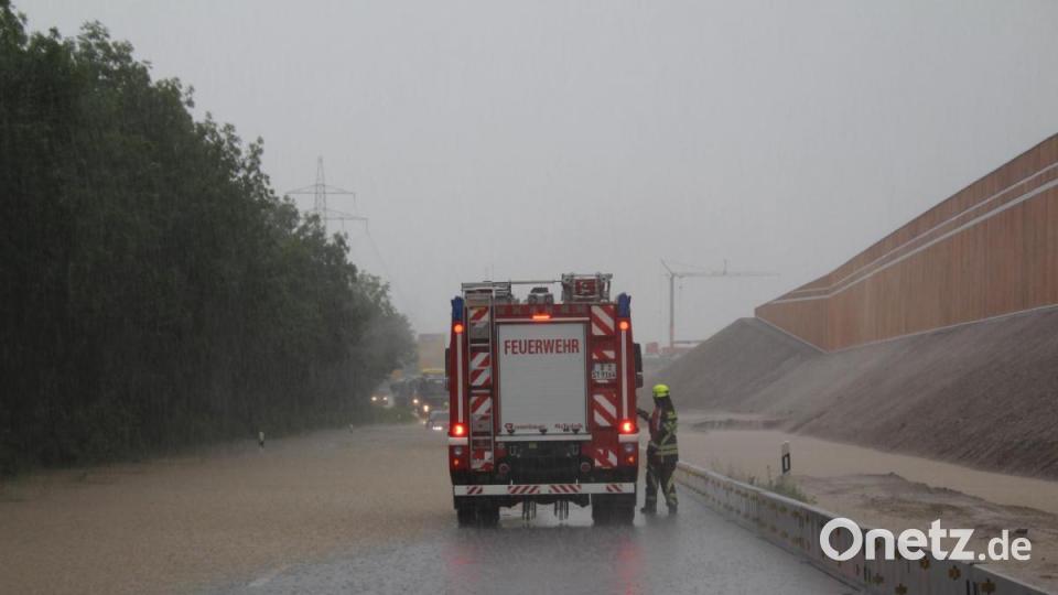 Ein heftiger Gewitterregen hat in Regensburg für Verkehrsbehinderungen gesorgt. Bild: Alexander Auer