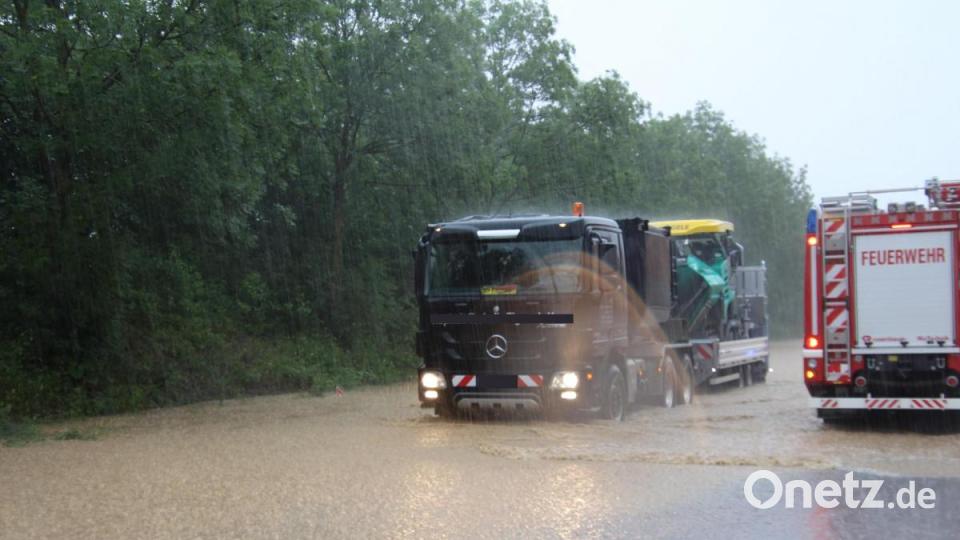 Ein heftiger Gewitterregen hat in Regensburg für Verkehrsbehinderungen gesorgt. Bild: Alexander Auer