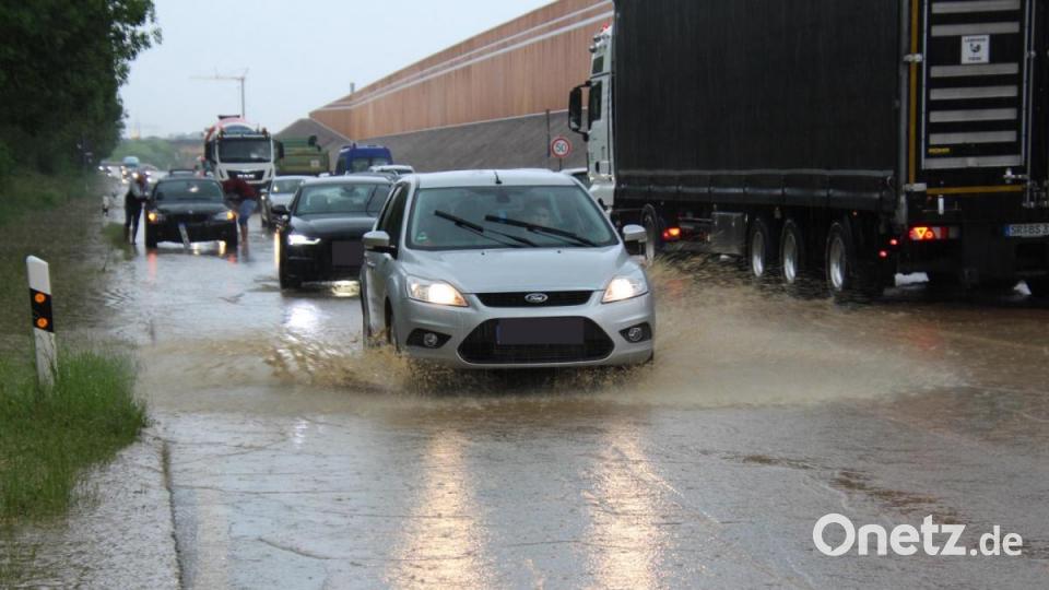 Ein heftiger Gewitterregen hat in Regensburg für Verkehrsbehinderungen gesorgt. Bild: Alexander Auer