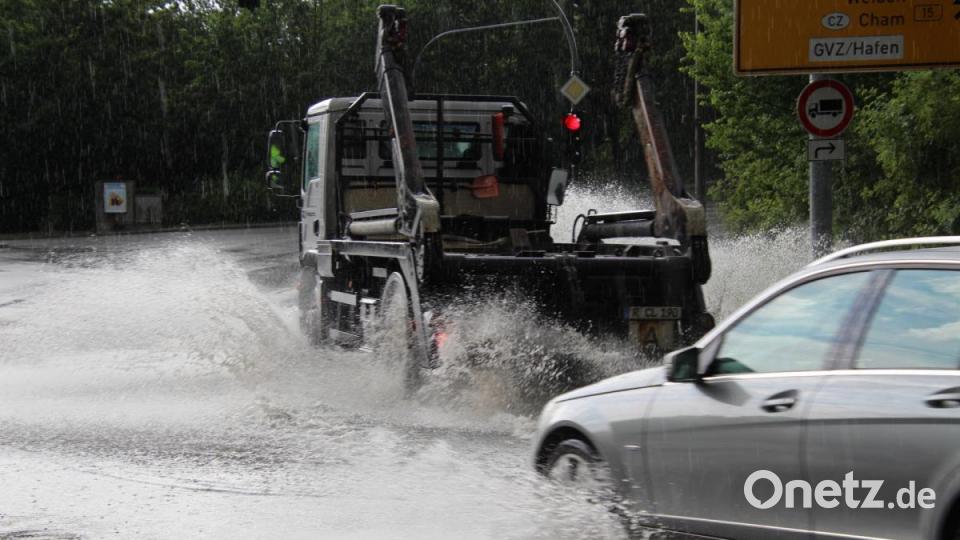 Ein heftiger Gewitterregen hat in Regensburg für Verkehrsbehinderungen gesorgt. Bild: Alexander Auer
