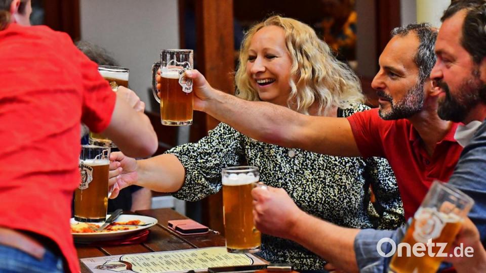 Dem Publikum gefällt&#039;s. Prost! Bild: Jeff Fichtner