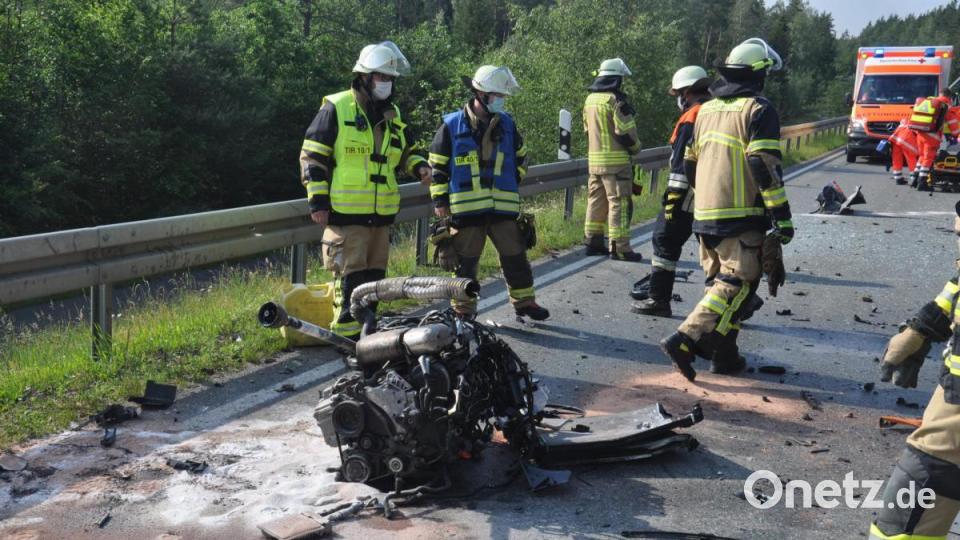 Einem Trümmerfeld glich die Bundesstraße 15 am Montag nach dem schweren Verkehrsunfall. Bild: ws