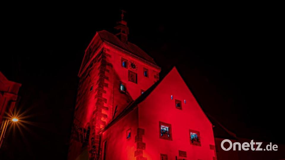 Bei der &quot;Night of Light&quot; großartig in Szene gesetzt: der Vogelturm in Vilseck. Bild: Patrick Wolf