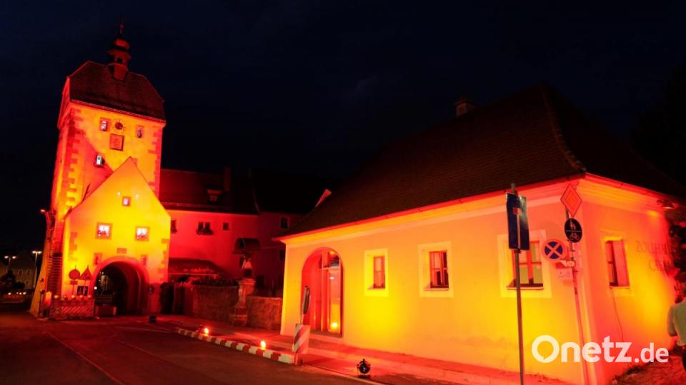 Rot erstrahlt der Vogelturm und das Zollhaus in der Vilsecker Innenstadt. Bild: Stefanie Gradl