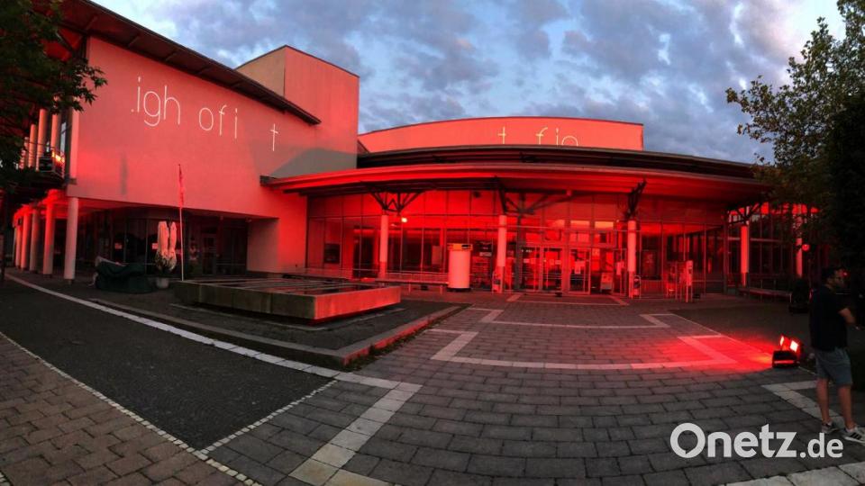 In Deutschland leuchten einige Gebäude in Rot - unter anderem die Max-Reger-Halle in Weiden. Bild: Alexander Unger