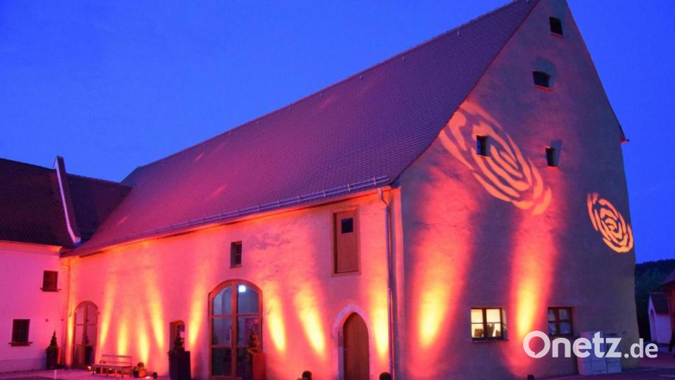 Ein knallrot beleuchteter Schloss-Stadl und tiefblauer Abendhimmel war der Beitrag aus Schmidmühlen zur bundesweiten Aktion &quot;Night of light&quot; am späten Montagabend gewesen. Bild: bö