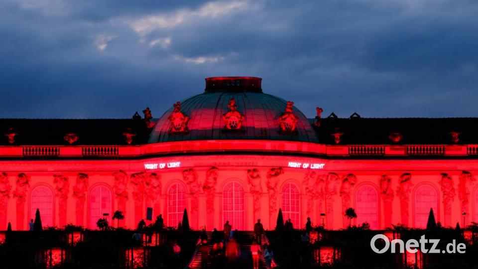Das Schloss Sanssouci in Potsdam wird im Rahmen der Aktion „Night of Light“ rot beleuchtet. Foto: Soeren Stache/dpa-Zentralbild/dpa Bild: Soeren Stache