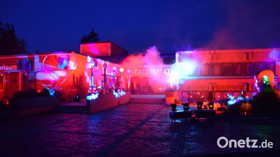 In rotem Licht erstrahlte die Stadthalle - mit großem technischen Aufwand macht man in der &quot;Night of Light&quot; auf die Probleme eines Wirtschaftszweiges aufmerksam. Bild: fla