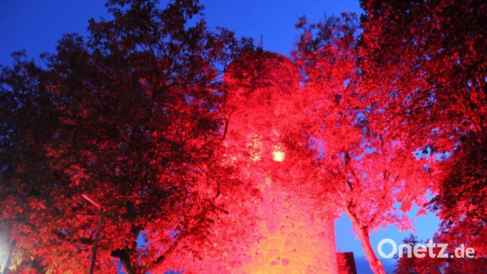 Der Butterfassturm der Burg Neuhaus gehörte zu den imposanten Bauwerken in der Region, die mit Rotlicht bestrahlt wurden. Bild: stg