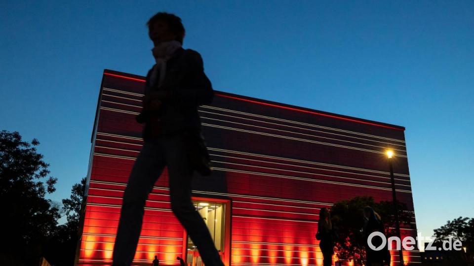 Scheinwerfer tauchen das Bauhaus-Museum in Weimar in ein rotes Licht. Thüringen beteiligt sich an der bundesweiten Aktion „Night of light“, bei der Veranstaltungshäuser und ausgewählte Bauwerke rot beleuchtet werden. Damit soll auf die dramatische Situation, in der sich die Veranstaltungsbranche aufgrund der Corona-Pandemie befindet, aufmerksam gemacht werden. Foto: Michael Reichel/dpa-Zentralbild/dpa Bild: Michael Reichel