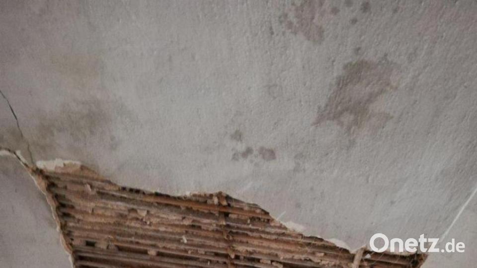 Auch Wasserschäden im Deckengewölbe sind zu beheben. Bild: Gabi Kastner/exb