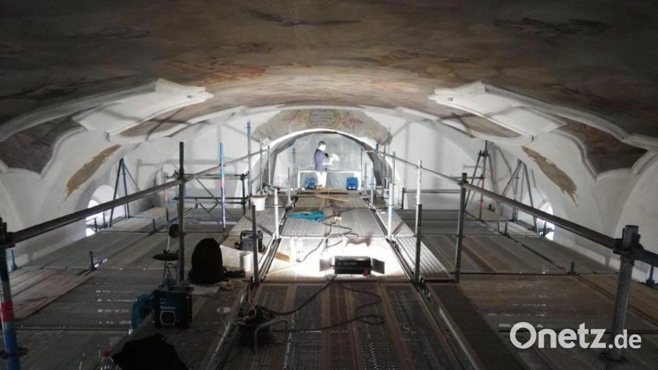 Vom Gerüst aus bietet sich ein reizvoller Blick auf die Kirchendecke. Bild: Gabi Kastner/exb