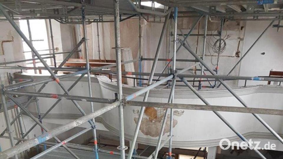 Eine Gerüstansicht auf der Empore. Bild: Gabi Kastner/exb