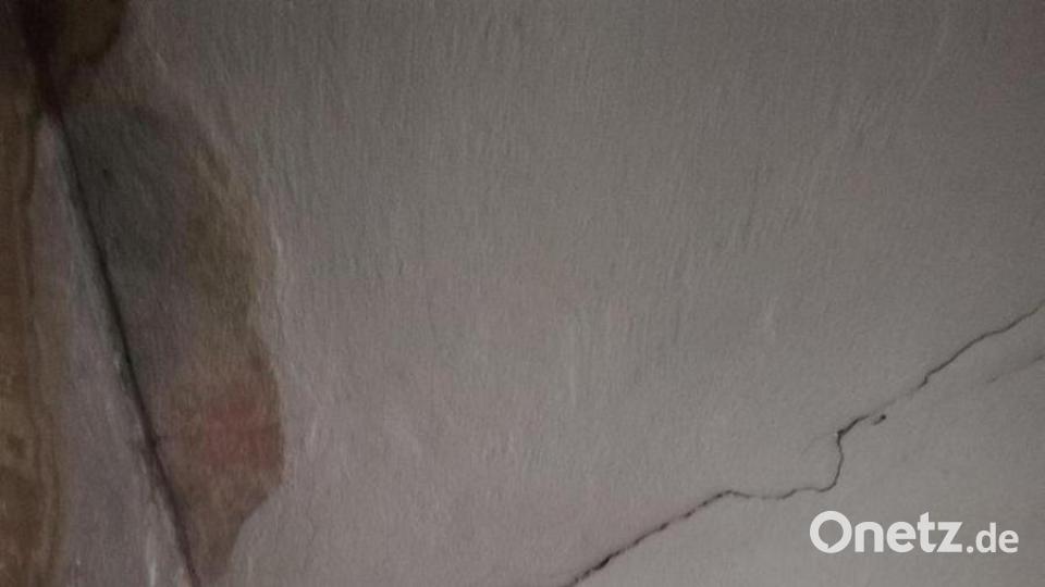 Das Deckengewölbe zeigt enorme Risse. Bild: Gabi Kastner/exb