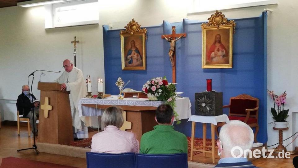 Die alte Schulturnhalle in Neunaigen dient als Ersatzkirche. Bild: Gabi Kastner/exb