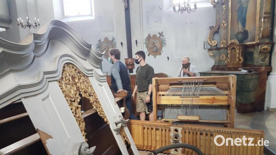 Mit vereinten Kräften, aber behutsam, wurde die Orgel abgebaut. Bild: exb