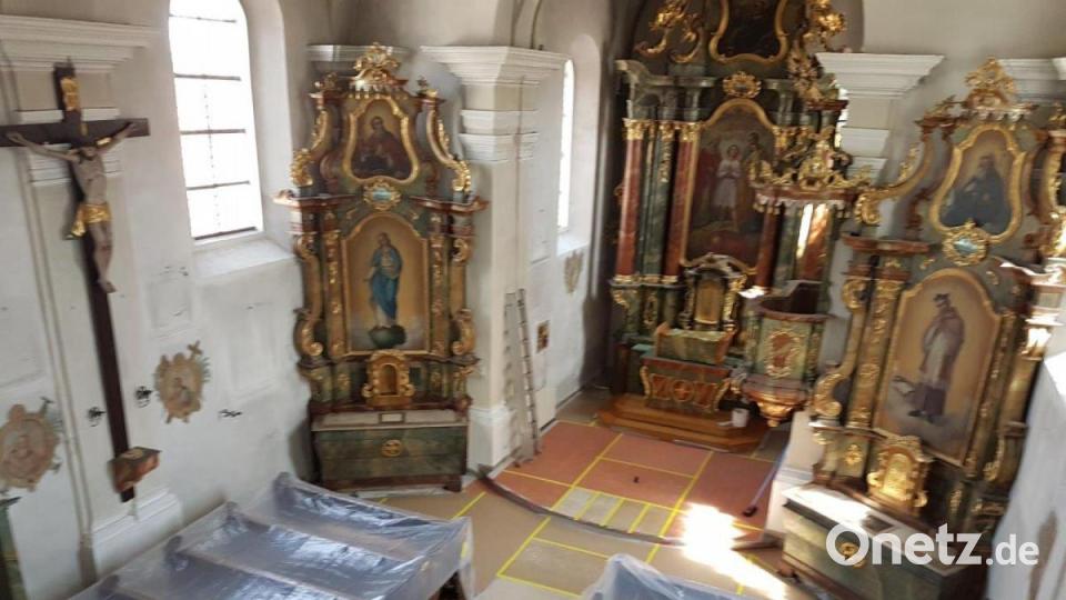 Zum Schutz wurden die Kirchenbänke abgedeckt. Bild: G.Kastner/exb