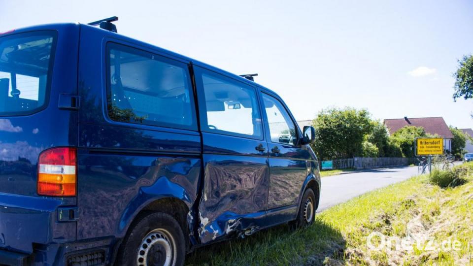 Die beschädigte Seite des VW-Busses. Bild: dmra