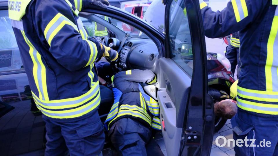 Die Feuerwehrmänner mussten sich ganz schön verbiegen, um an das Tier zu gelangen. Bild: Georg Schmid