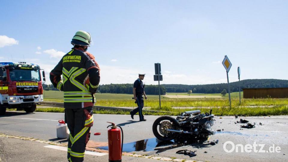 Das Motorrad kam mitten auf der Straße zum Liegen. Bild: dmra