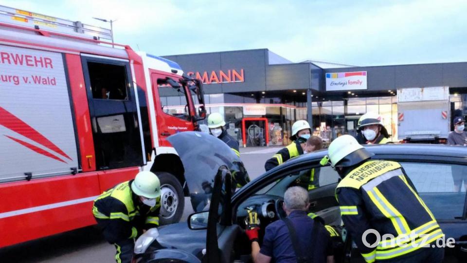 Auf dem Parktplatz des Pfalzgrafencenters in Neunburg versuchten die Retter, die Katze aus dem Auto zu holen. Bild: Georg Schmid