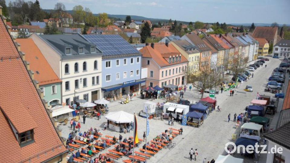 Architektouren 2020: Der Marktplatz von Hirschau ist wieder barrierefrei und multifunktionell. Bild: Gerhard Huster /exb