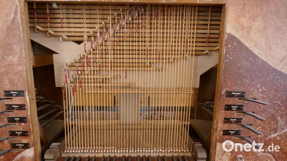 Die 45 senkrechten Holzabstrakten führen von den Tasten zu den waagerechten Holzwellen. Diese übertragen die Spielimpulse nach rechts und links auf die über die Gehäusebreite verteilten Ventile. Bild: Rainer Kilbert