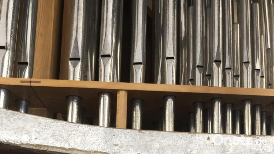 Die Manual-Windlade samt den Ventilen (nebst Beschriftung) ist noch von Funtsch. Sehr wartungsfreundlich der von vorne zugängliche Ventilkasten. Bild: dok