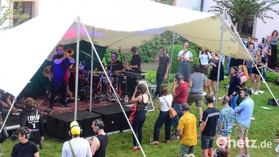 Im Innenhof der Regionalbibliothek bewegen sich die Besucher im Takt der Techno-Rhythmen. Bild: Kunz