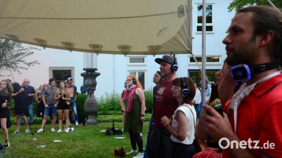 Die Fans verfolgen aufmerksam, wie sich Soundfragmente zu einem Song vereinen. Bild: Kunz