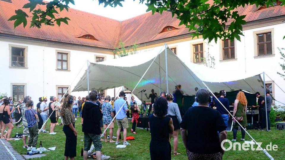 Ausreichend Abstand zum Nebenmann. Trotzdem ist der Konzertbesuch ein Genuss. Bild: Kunz