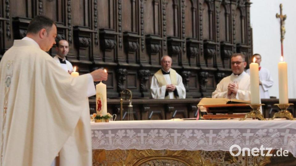 Maria Paulus hat für den Neupriester Benjamin Raffler eine Primizkerze entworfen und gebastelt, die dieser vor dem Entzünden segnete. Bild: ads