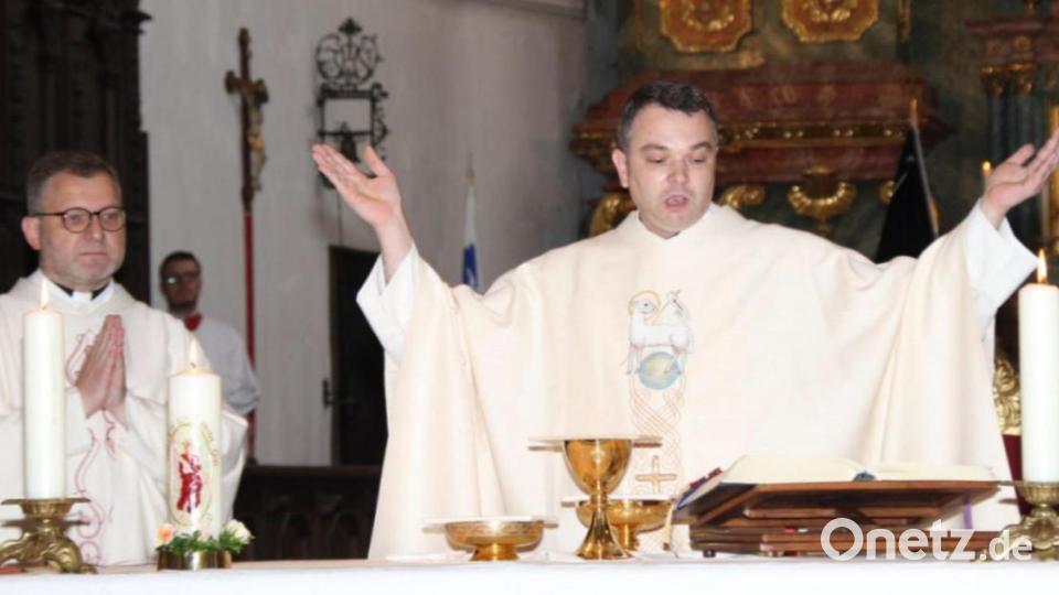 Die erste Messe mit Gabenbereitung von Neupriester Benjamin Raffler erlebte die Gemeinde bei der Primiz in der Georgskirche. Bild: ads