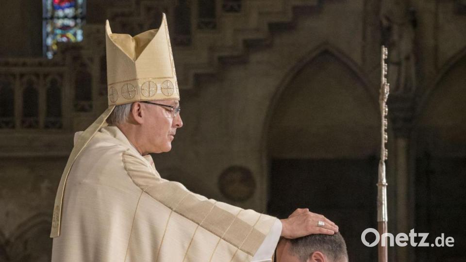 Ein besonderer Moment für Benjamin Raffler bei der Priesterweihe im Regensburger Dom: Bischof Rudolf Voderholzer legt Neupriester die Hand auf. Bild: altrofoto, Uwe Moosburger