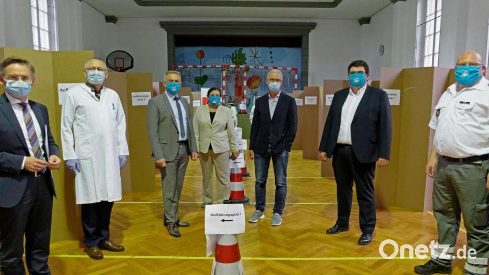 Auch Landtagsabgeordneter Tobias Reiß (links, CSU) und Landrat Roland Grillmeier (Dritter von links, CSU) waren am ersten Tag in Tirschenreuth dabei. Studienleiter Ralf Wagner (Dritter von rechts) freut sich über die &quot;positive Resonanz&quot;. Bild: tr