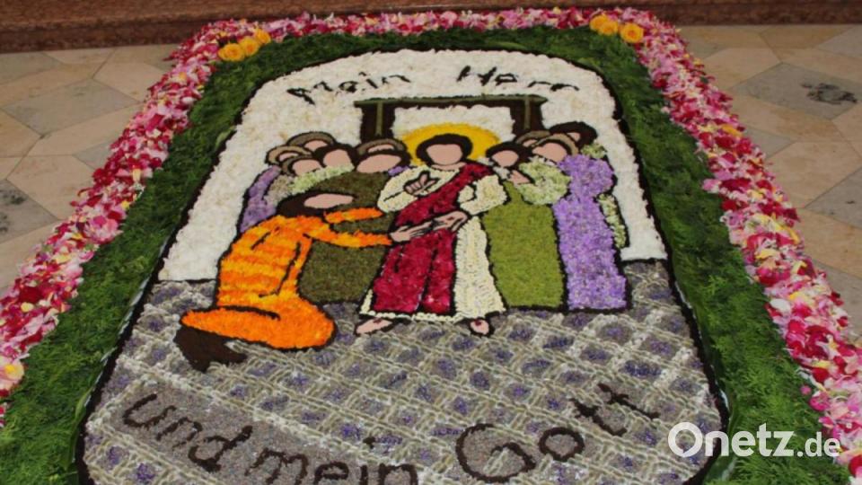 Mit Liebe zum Detail hat Familie Kraus mit Hilfe vieler fleißiger Helfer einen aufwendigen Blumenteppich für den Neupriester vor dem Altar gelegt. Eingearbeitet ist Benjamin Rafflers Primizspruch „Mein Herr und mein Gott“. Bild: ads