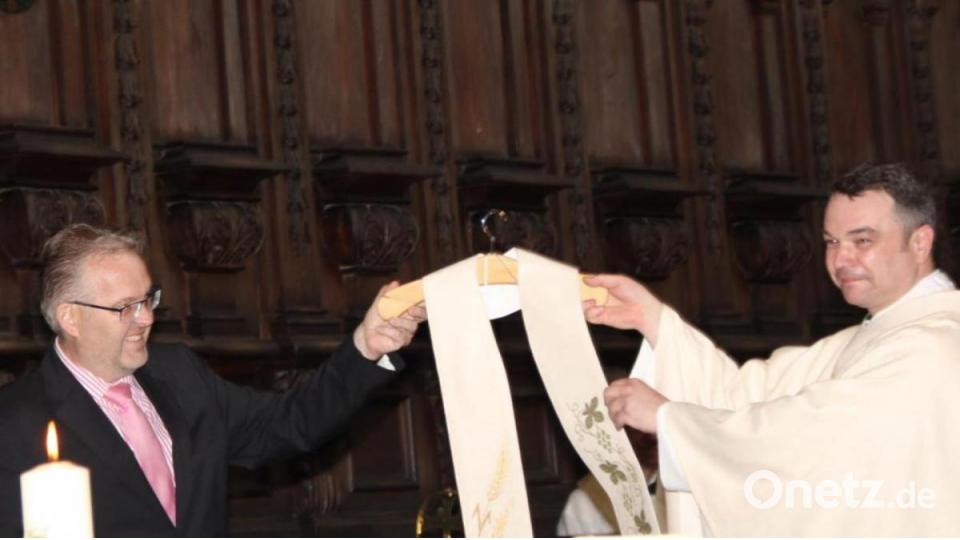 Dass der jetzige Neupriester und Primiziant Benjamin Raffler (rechts) in seinem Praktikumsjahr ein echter Georgianer geworden ist, der von allen Gremien und Gläubigen geschätzt wird, war der Dankesrede von Pfarrgemeinderatssprecher Michael Suttner zu entnehmen. Bild: ads