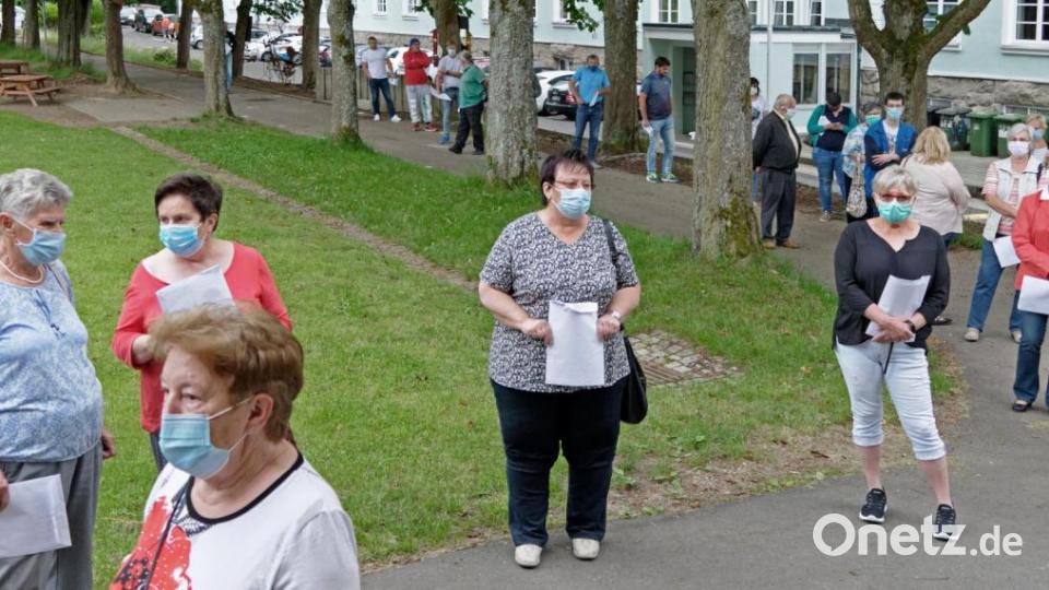 Die Schlange vor der Turnhalle Sankt Peter war schon vor Testbeginn um 16 Uhr lang. Bild: tr