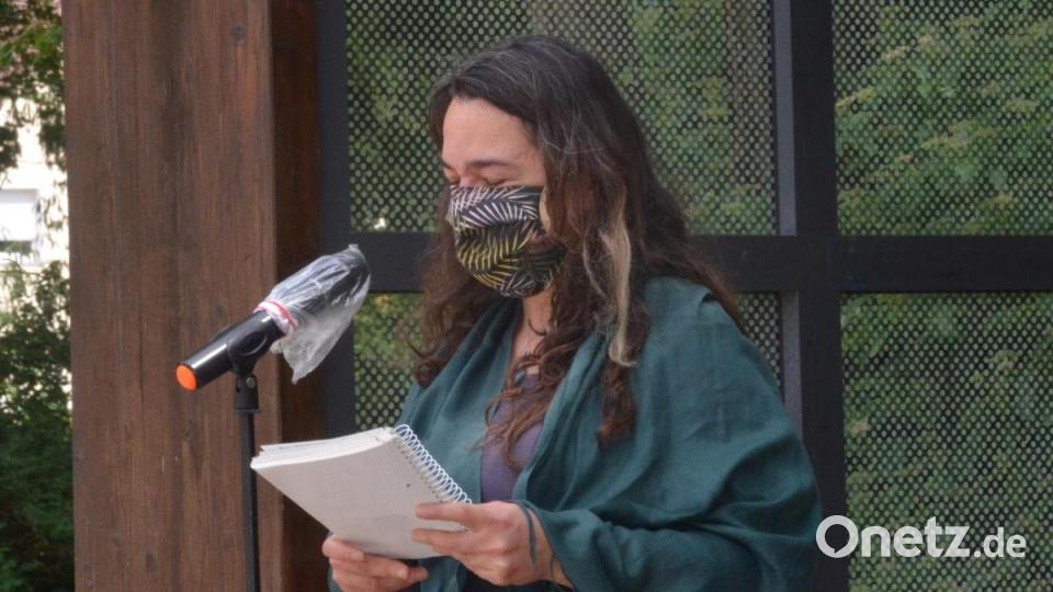 Hilal Bilge spricht zu den Demonstranten. Bild: Kunz