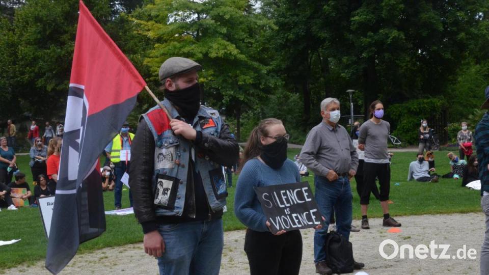 Auch die Linksjugend demonstriert. Bild: Kunz