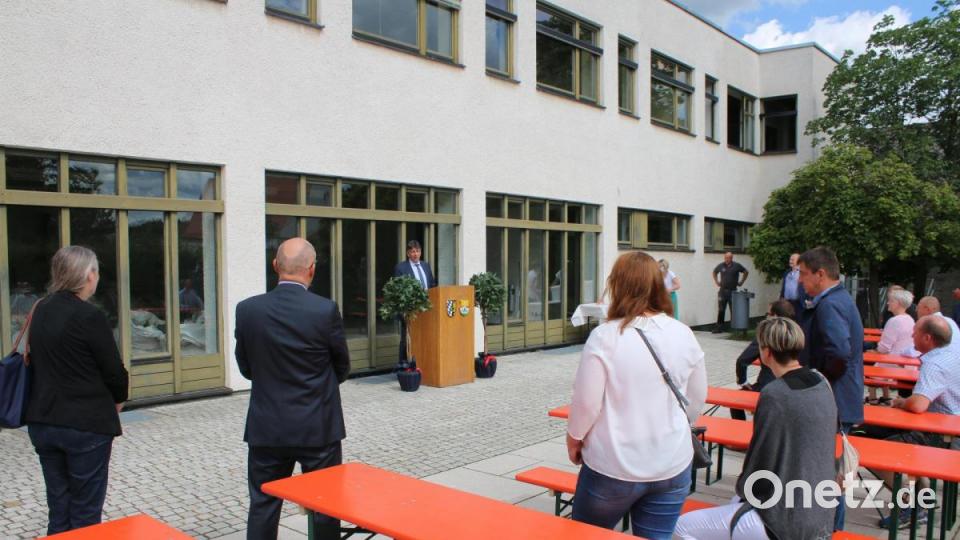 Bürgermeister Edgar Knobloch freut sich, dass die Stadthalle nach 40 Jahren erneuert wird. Bild: sne