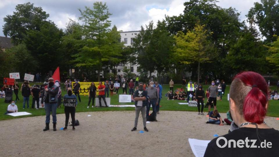 Sita Kraus vom &quot;Rio Raum&quot; spricht zu den Demonstranten. Bild: Kunz