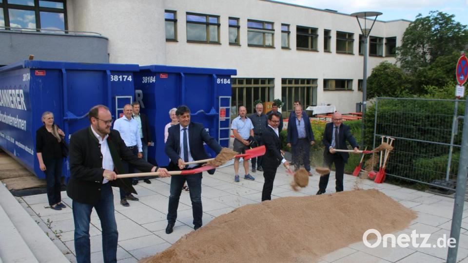 Die Bauarbeiten laufen bereits. Nun holen Landrat Andreas Meier, Bürgermeister Edgar Knobloch, Architekt Reinhold Krausch und Sachgebietsleiter Hubert Schmid von der Regierung der Oberpfalz (vorne, von links) den offiziellen Spatenstich zur Sanierung der Stadthalle nach. Bild: sne