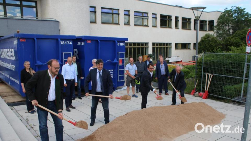 Die Bauarbeiten laufen bereits. Nun holen Landrat Andreas Meier, Bürgermeister Edgar Knobloch, Architekt Reinhold Krausch und Sachgebietsleiter Hubert Schmid von der Regierung der Oberpfalz (vorne, von links) den offiziellen Spatenstich zur Sanierung der Stadthalle nach. Bild: sne