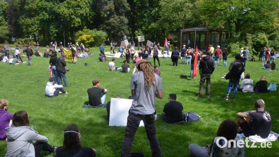 200 Menschen versammeln sich am Donnerstag im Max-Reger-Park, um gegen Rassismus zu demonstrieren. Bild: Kunz