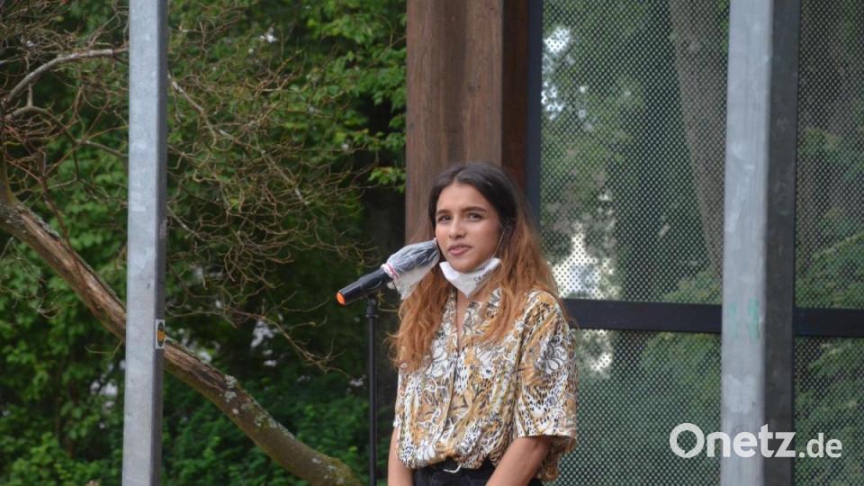 Immanuella Leo spricht zu den Demonstranten. Bild: Kunz