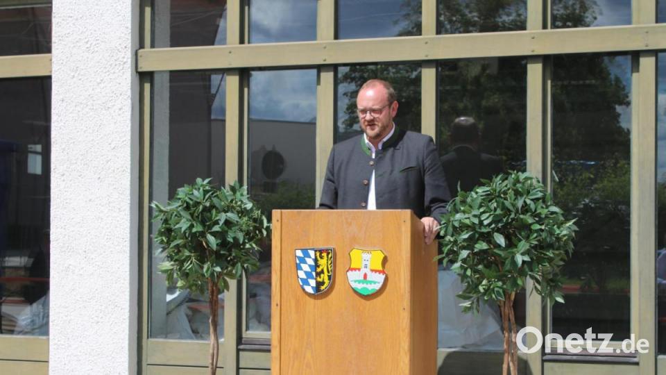 Landrat Andreas Meier hofft nach der wegen Corona klein gehaltenen Feier auf ein &quot;berauschenderes&quot; Fest zur Einweihung der renovierten Stadthalle. Bild: sne