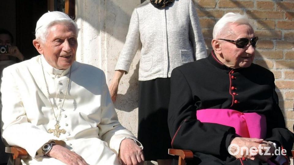 Der emeritierte Papst Benedikt XVI. und sein Bruder Georg Ratzinger (rechts) in den Vatikanischen Gärten in Rom. Bild: Lena Klimkeit/dpa