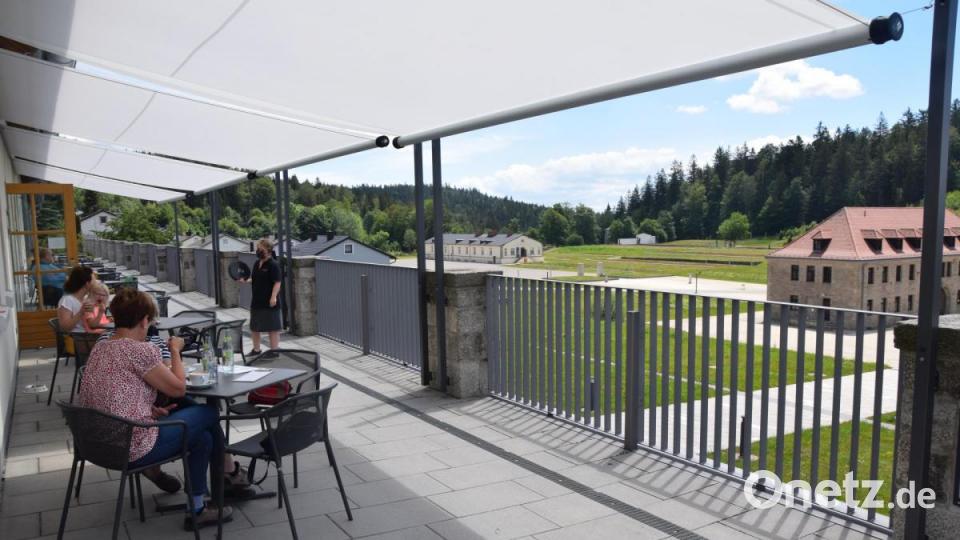 Blick von der Caféterrasse auf das ehemalige KZ in Flossenbürg. Menschen mit Behinderung bewirten. Eine außerordentliche Konstellation. Bild: fz