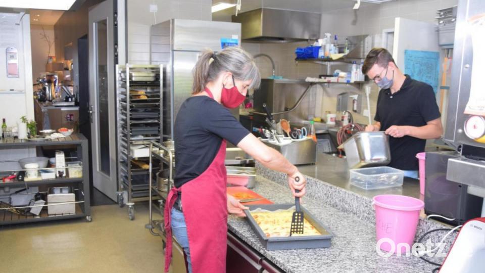 Alles was geht selbst gemacht und regional. Da legt auch Chefin Christine Schneider (links) Hand in der Küche an. Bild: fz